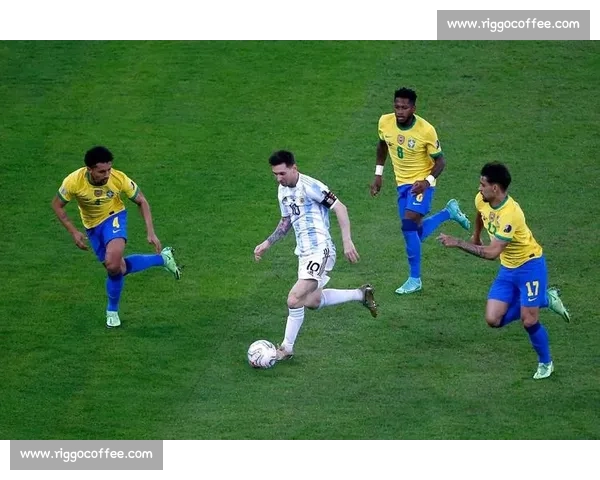 历史性时刻！阿根廷时隔28年再捧美洲杯，球王加冕