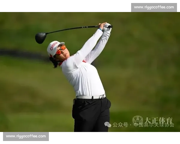 气候突变！高尔夫公开赛遭遇恶劣天气，选手们斗志昂扬！