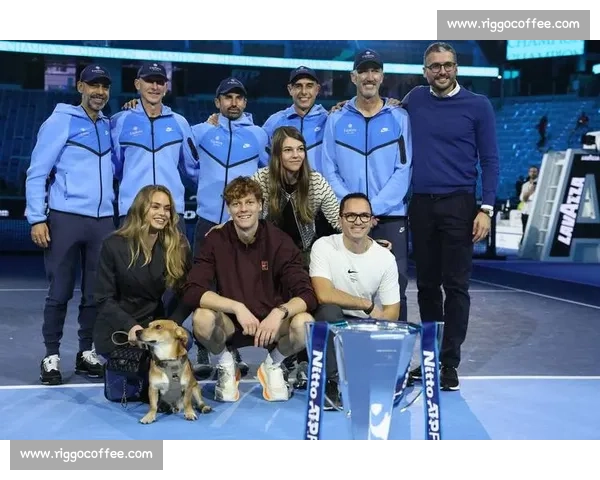 这一刻，全世界都为他喝彩！XXX捧起ATP总决赛奖杯！